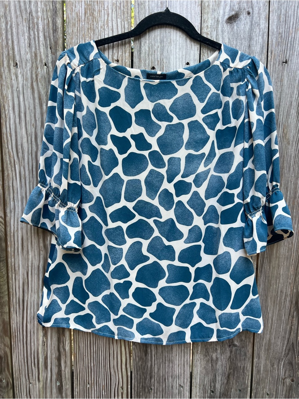 ANN TAYLOR Blue White Giraffe Print 3/4 Ruffle Sleeve Blouse Women’s Medium NWT - Picture 3 of 11